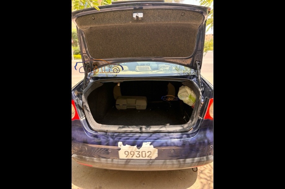 Jetta Volkswagen الأزرق الداكن