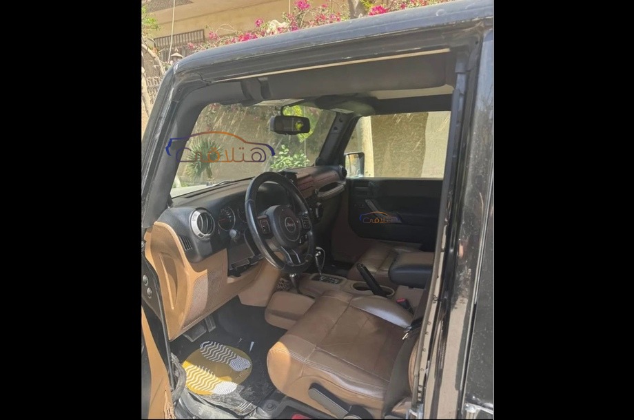 Wrangler Jeep أسود