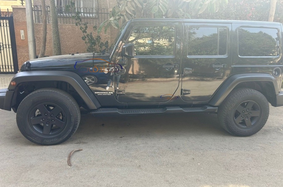 Wrangler Jeep أسود