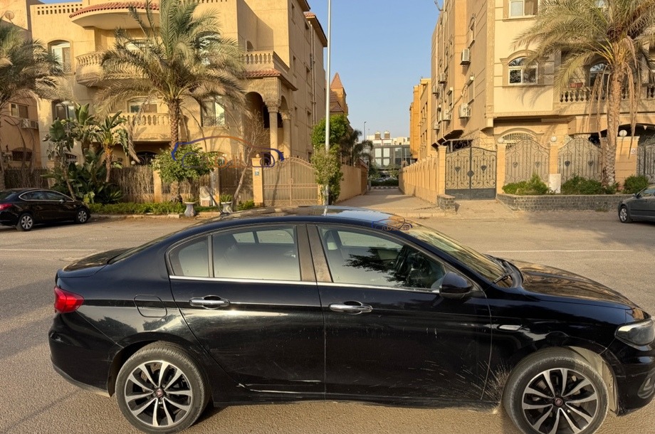 Tipo Fiat أسود