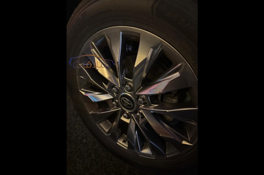 Land Cruiser Toyota أبيض