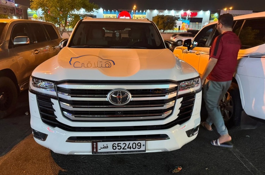 Land Cruiser Toyota أبيض