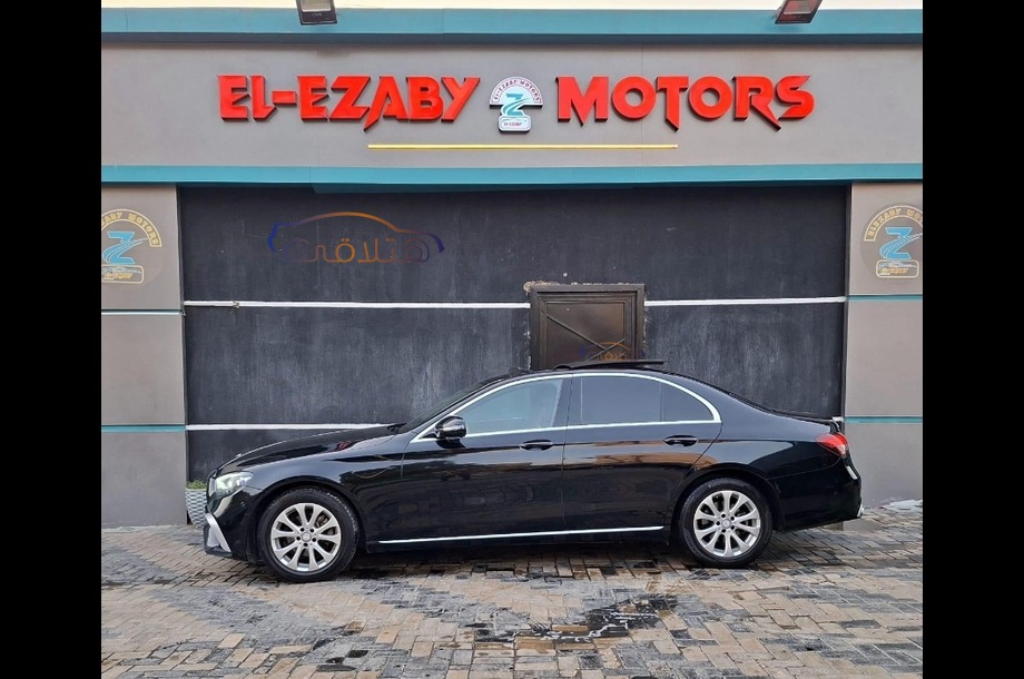 E 200 Mercedes أسود