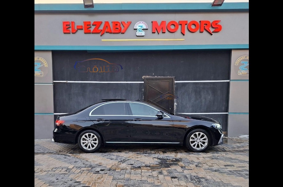 E 200 Mercedes أسود