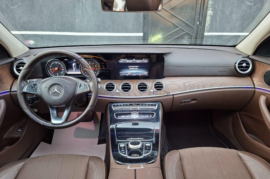 E 200 Mercedes أسود