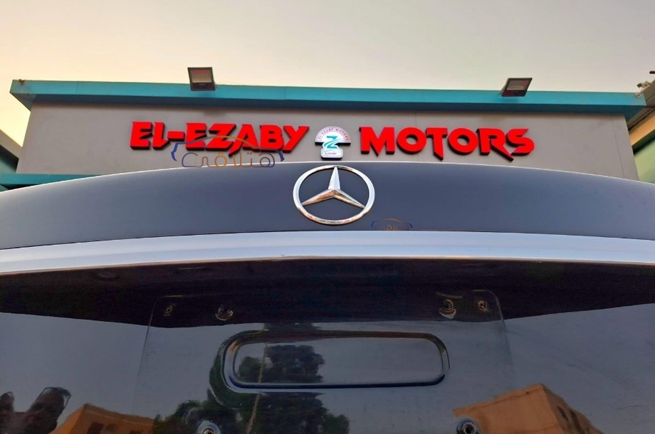 E 200 Mercedes أسود