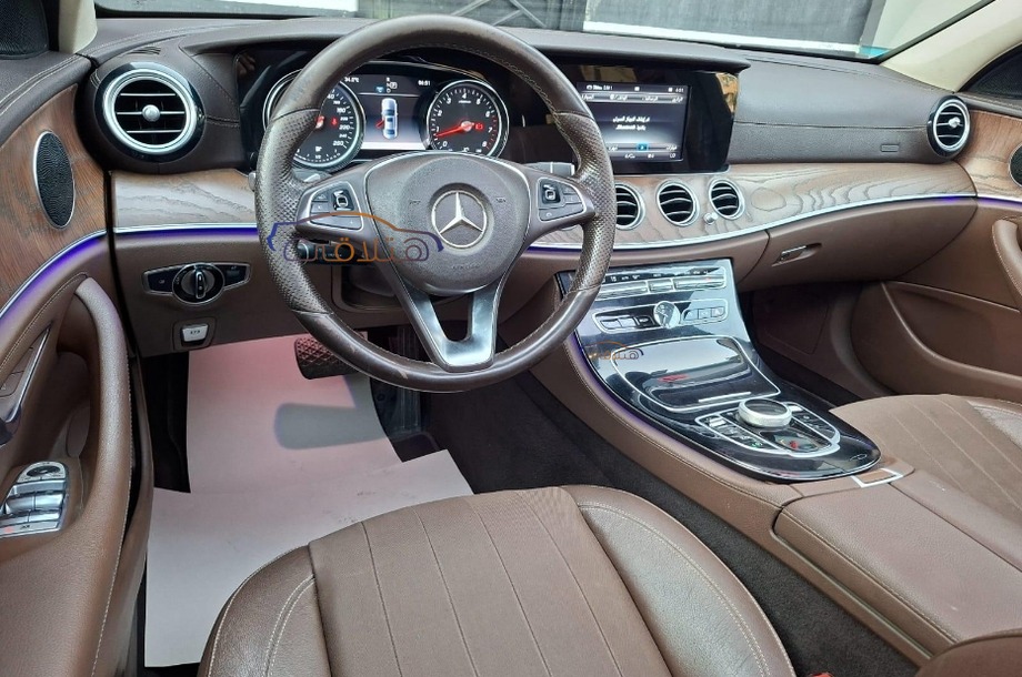 E 200 Mercedes أسود