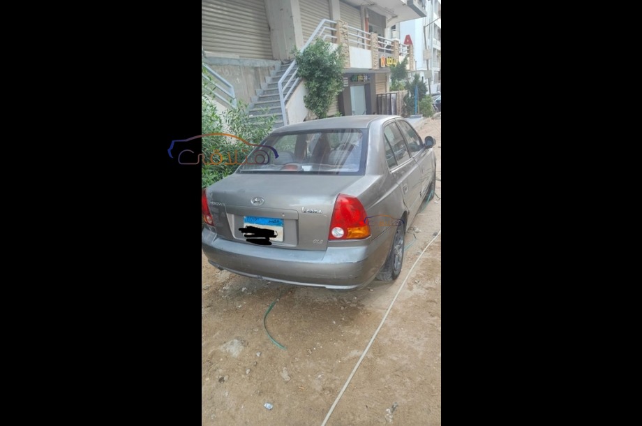 Verna Hyundai فضي