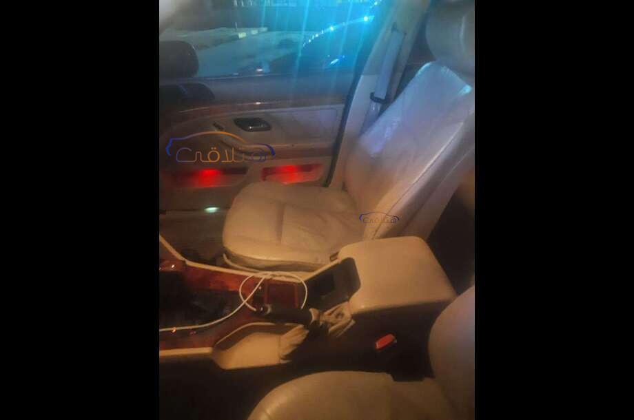 528 BMW الأزرق الداكن