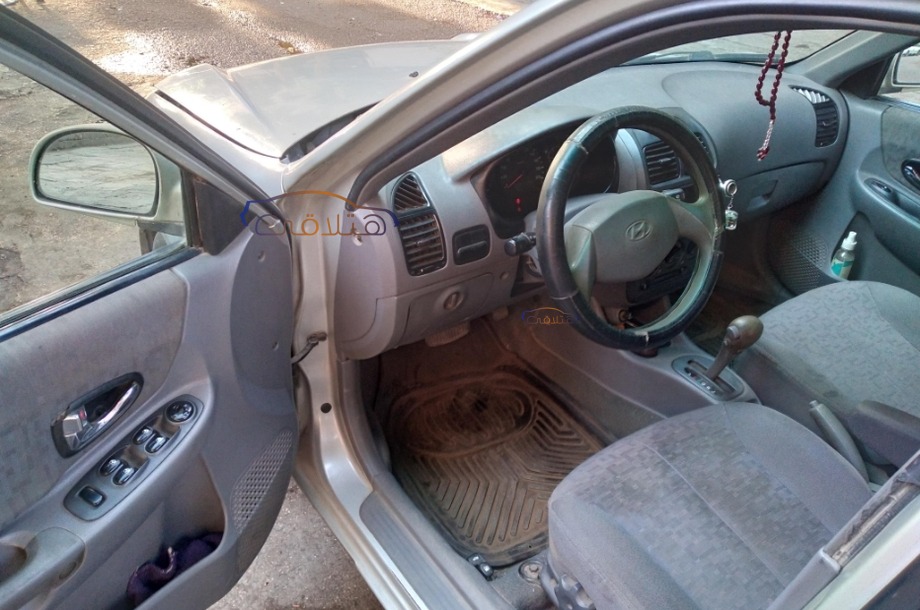 Verna Hyundai فضي