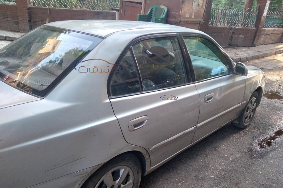 Verna Hyundai فضي