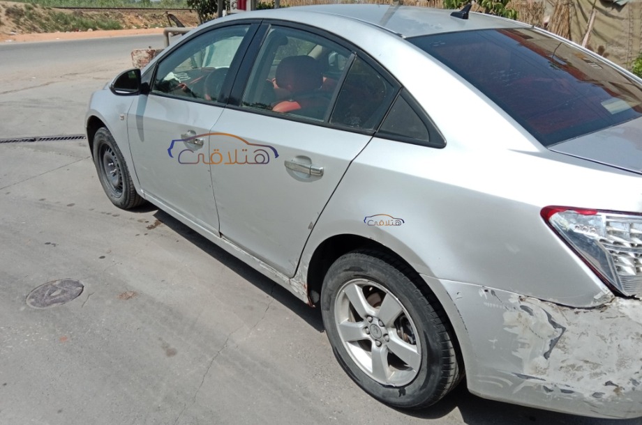 Cruze Chevrolet فضي