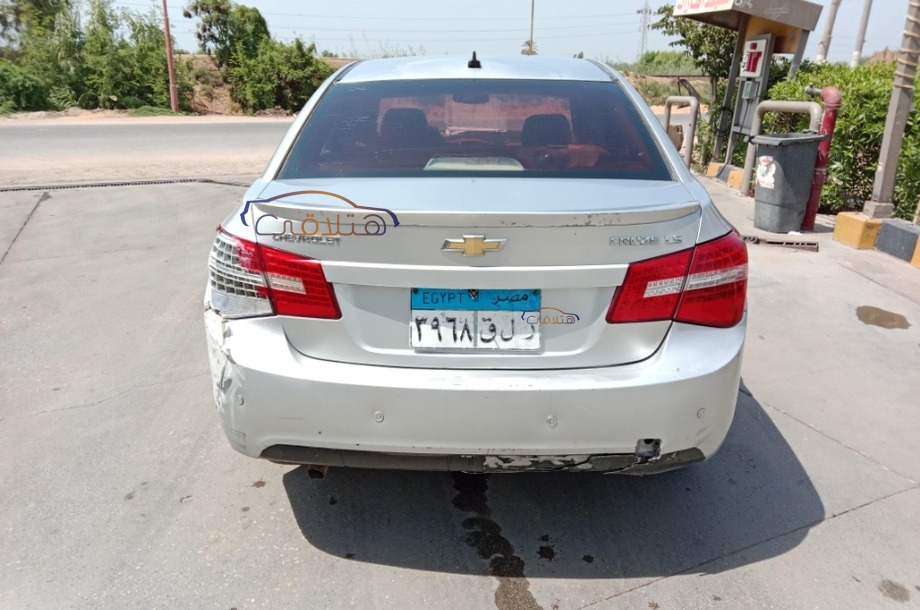 Cruze Chevrolet فضي