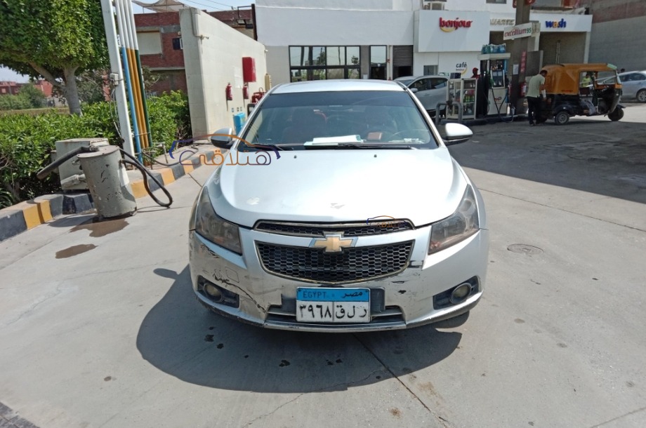 Cruze Chevrolet فضي