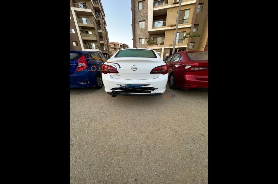 Astra Opel أبيض