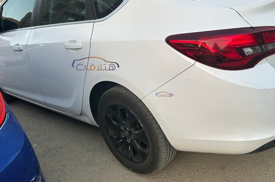 Astra Opel أبيض