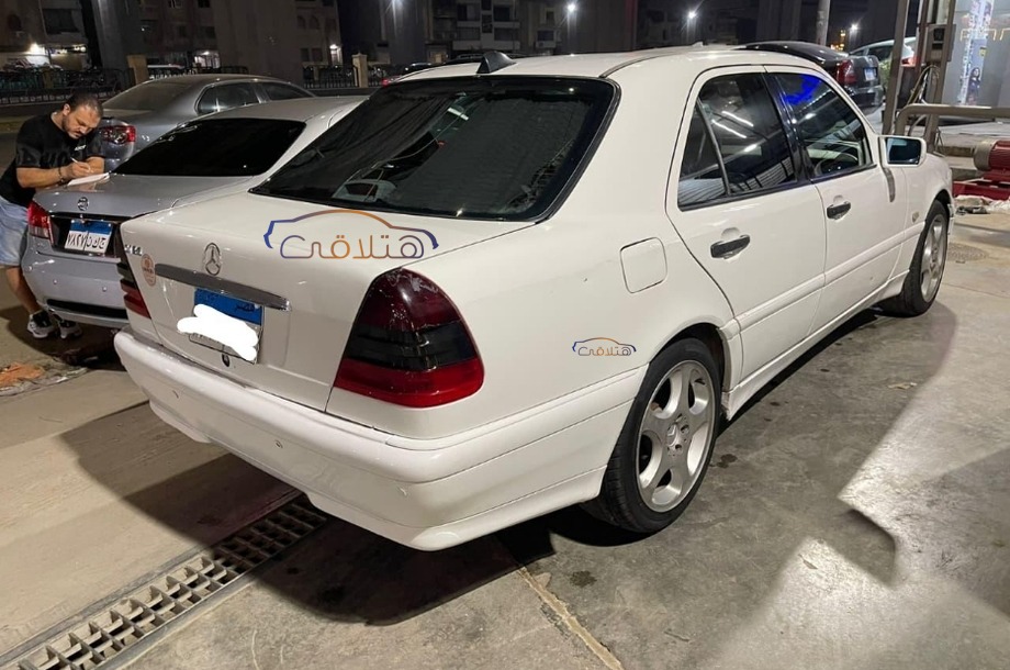 C 180 Mercedes أبيض