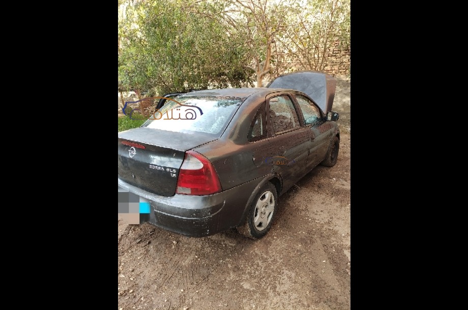 Corsa Opel أسود