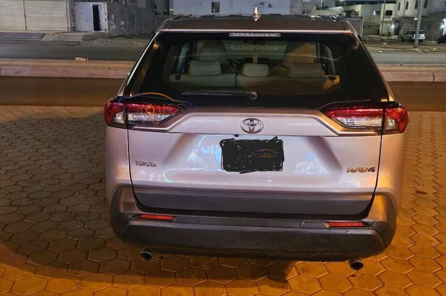 Rav 4 Toyota فضي