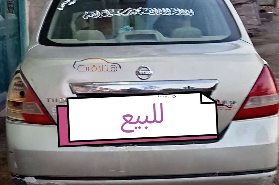 Tiida Nissan فضي