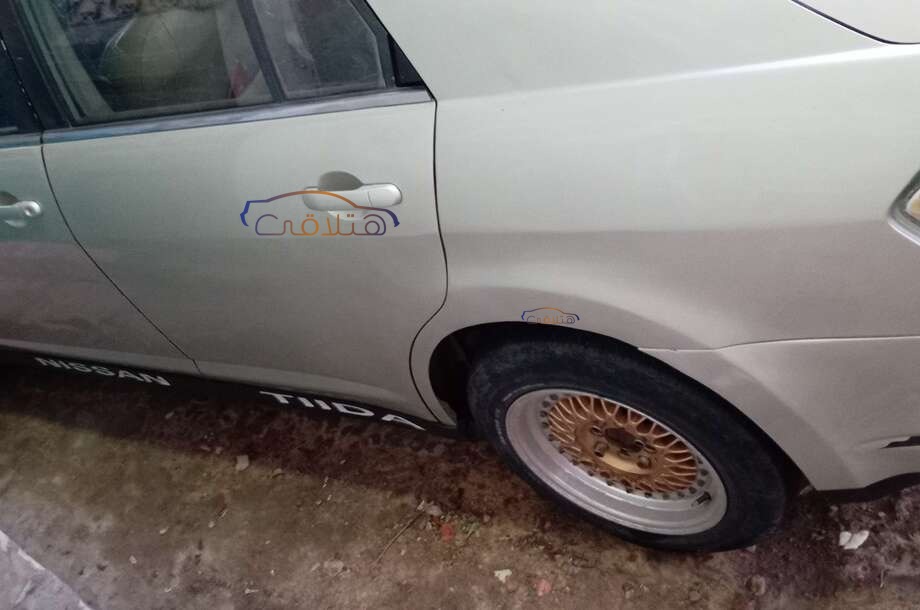 Tiida Nissan فضي