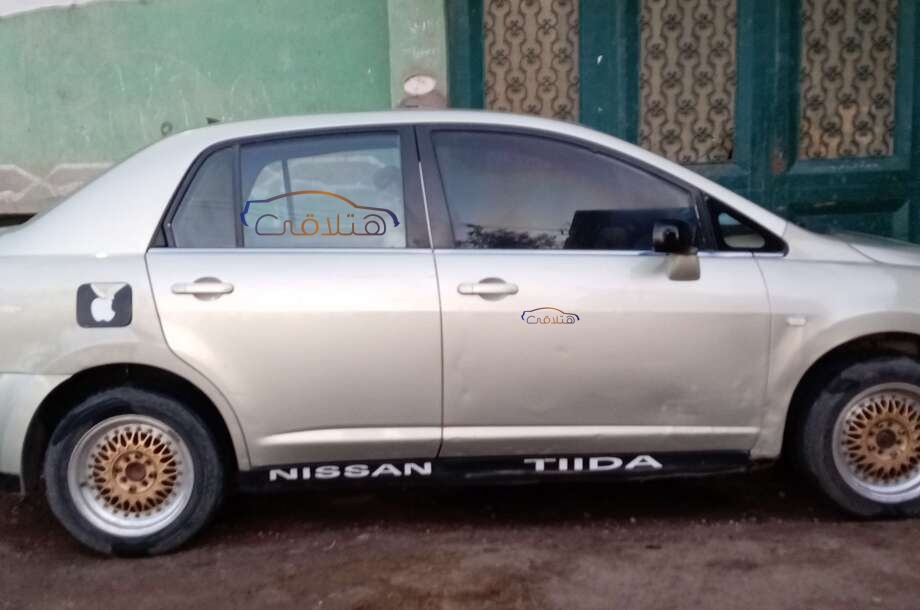Tiida Nissan فضي