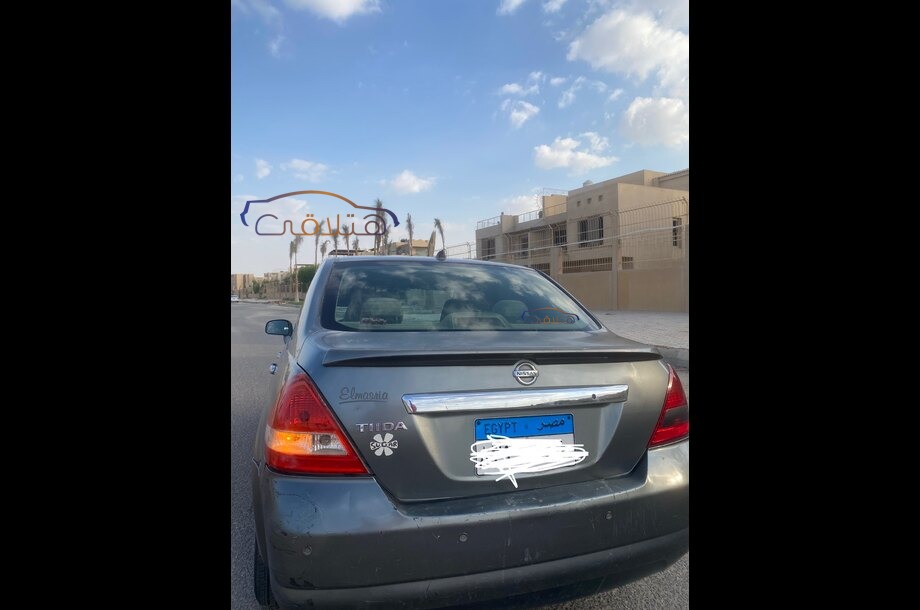 Tiida Nissan رمادي