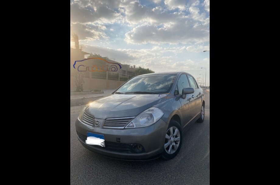 Tiida Nissan رمادي
