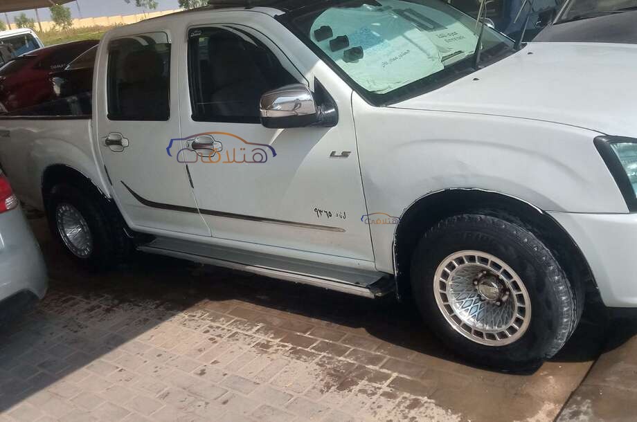 D max Isuzu White