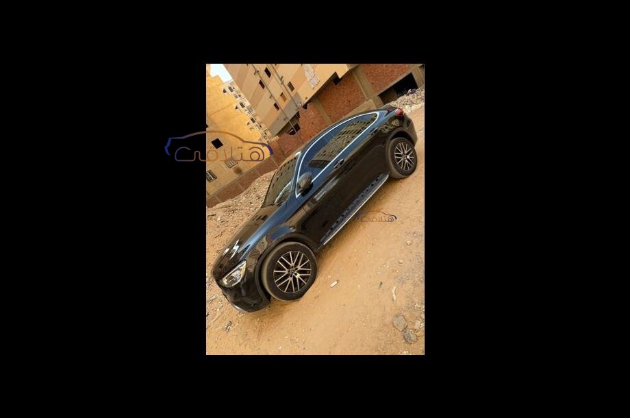 GLC 300 Mercedes أسود