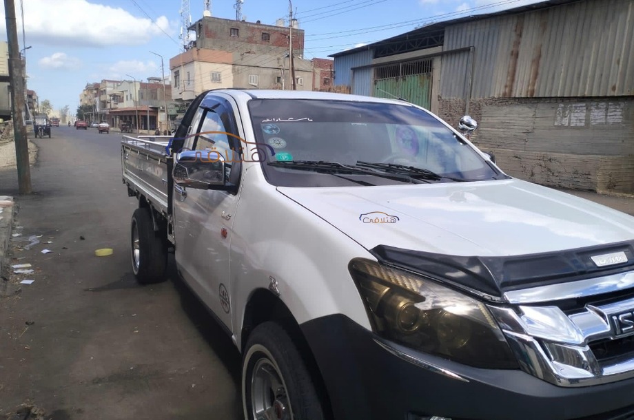 D max Isuzu أبيض