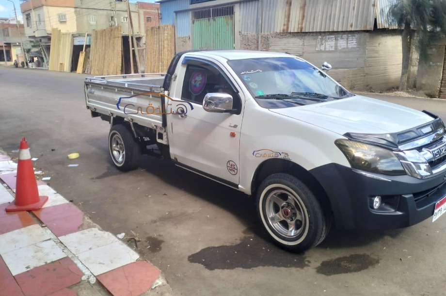 D max Isuzu أبيض