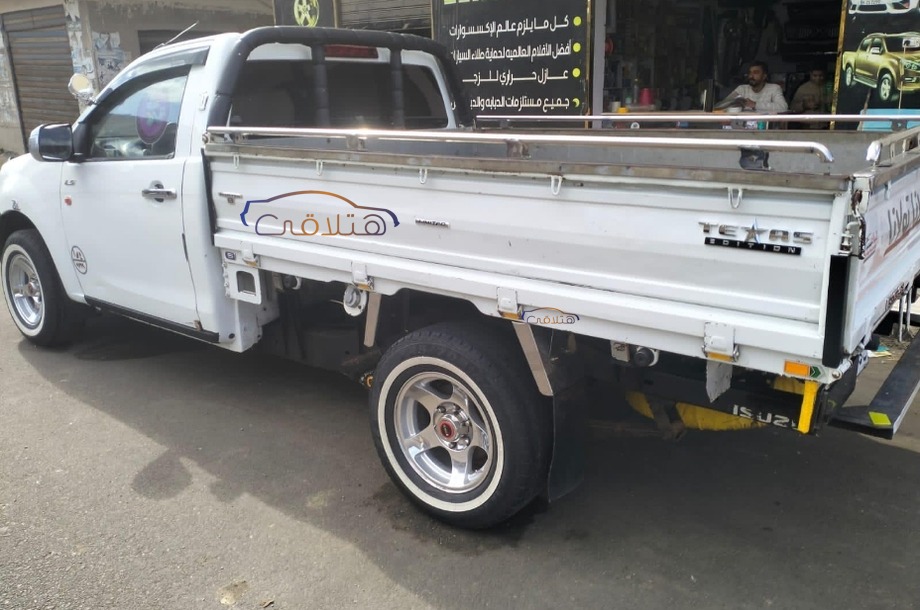 D max Isuzu أبيض