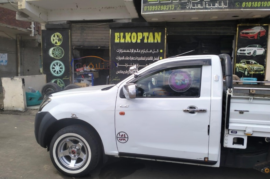 D max Isuzu أبيض