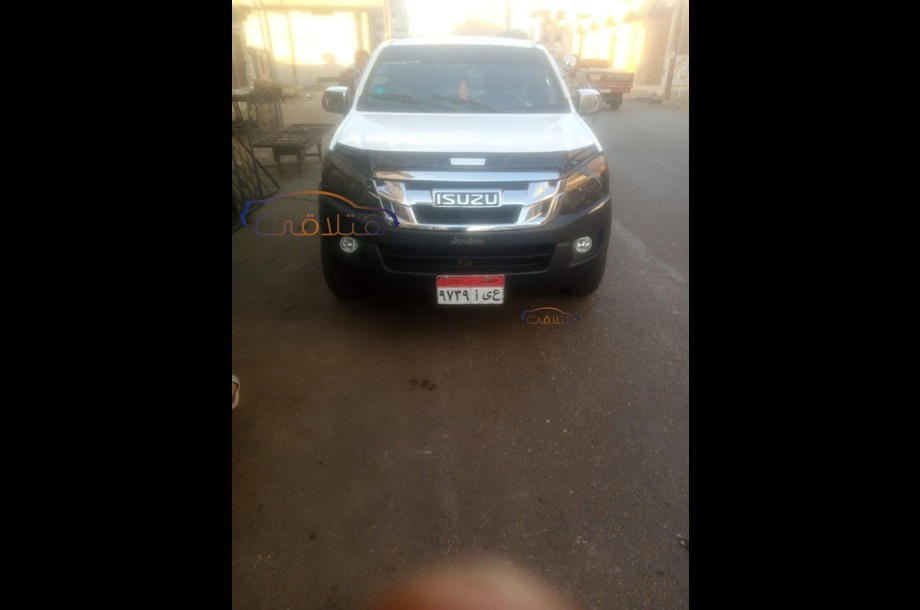 D max Isuzu أبيض