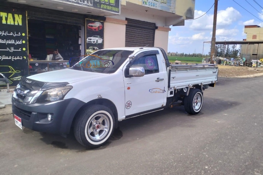 D max Isuzu أبيض