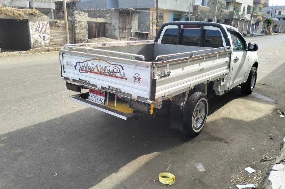 D max Isuzu أبيض