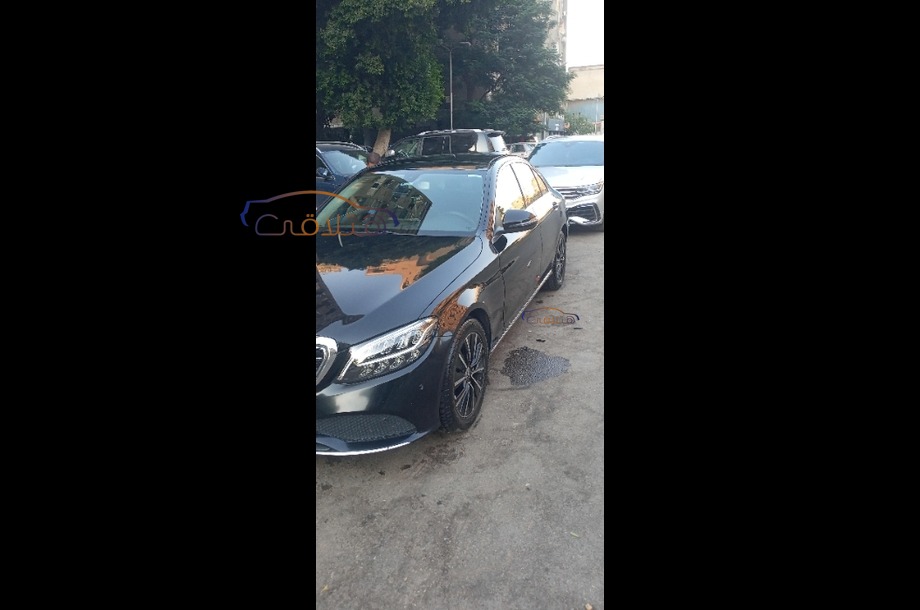 C 200 Mercedes أسود