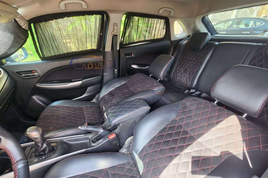 Baleno Suzuki الأزرق الداكن