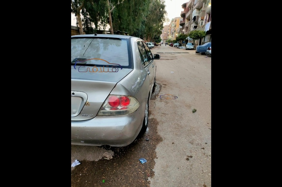 Lancer Puma Mitsubishi ذهبي