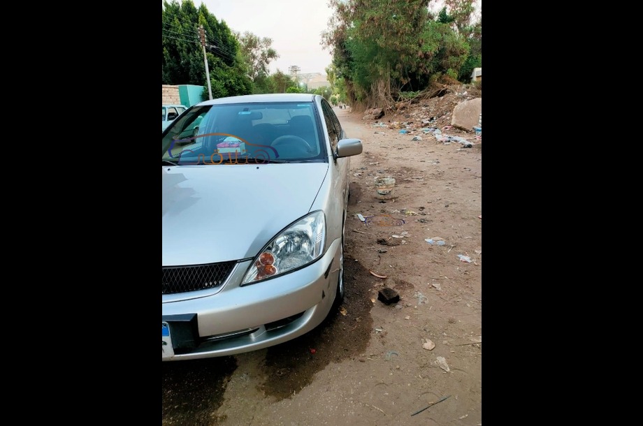 Lancer Puma Mitsubishi ذهبي