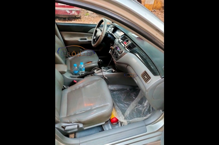 Lancer Puma Mitsubishi ذهبي