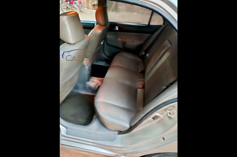 Lancer Puma Mitsubishi ذهبي