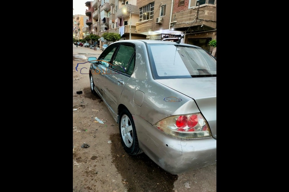 Lancer Puma Mitsubishi ذهبي