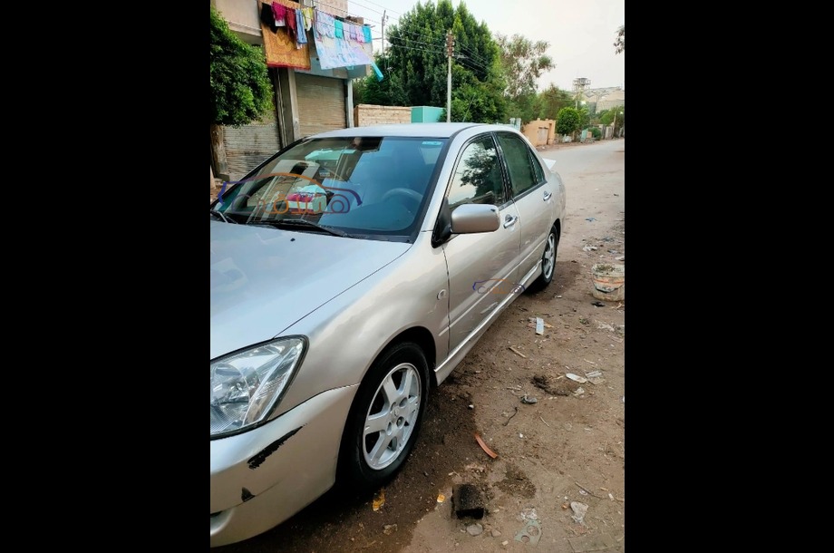 Lancer Puma Mitsubishi ذهبي