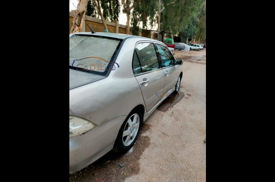 Lancer Puma Mitsubishi ذهبي