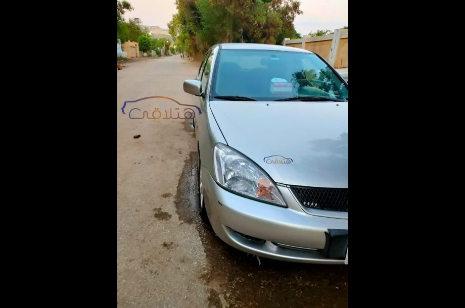 Lancer Puma Mitsubishi ذهبي