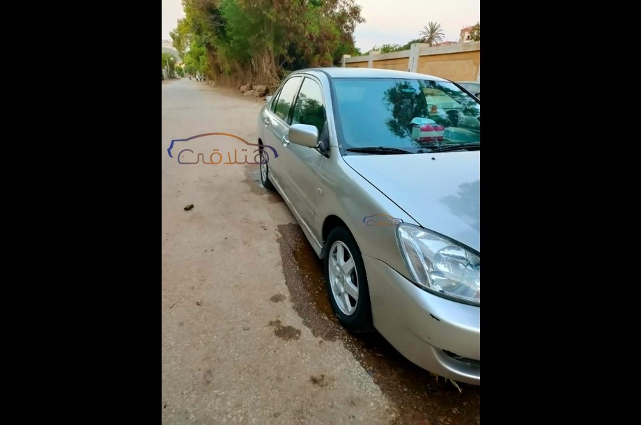 Lancer Puma Mitsubishi ذهبي