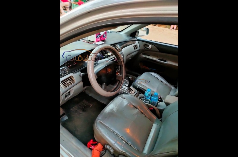 Lancer Puma Mitsubishi ذهبي