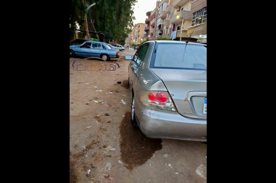 Lancer Puma Mitsubishi ذهبي